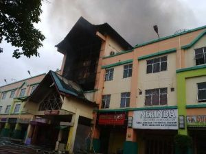 Api Kembali Menyala di Plaza Sukaramai-Ramayana, Terdengar Ledakan dari dalam Gedung