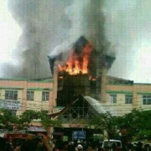 Danil Abadikan Jilatan Api Lafal Allah saat Kebakaran Plaza Sukaramai-Ramayana Pekanbaru