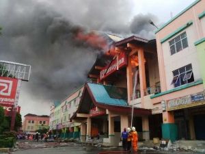 Pemilik Kios Histeris, Kobaran Api Plaza Sukaramai- Ramayana Pekanbaru Terus Membesar Disertai Ledakan Dahsyat