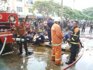 Berjibaku Selama 20 Jam, Kisah Heroik Petugas Pemadam Kebakaran Plaza Sukaramai-Ramayana Pekanbaru; Sambil Menyuap Nasi Tetap Siaga Memantau Api