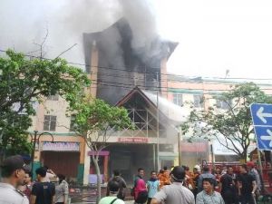 Petugas Pemadam Sisir Sebagian Lokasi Kebakaran Plaza Sukaramai-Ramayana, sampai saat Ini Belum Ada Ditemukan Korban Jiwa