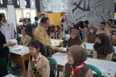 bdukung-program-presiden-prabowo-pj-gubernur-ruay-riau-tinjau-smk-dan-sma-di-pekanbaru-untuk