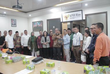 bkomisi-a-dprd-sumut-kunker-ke-kpi-daerah-riau-dalami-strategi-pengawasan-penyiaran-serta-bahas