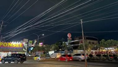 bkabel-fiber-optik-menjuntai-di-jalan-hr-soebrantas-pekanbaru-membahayakan-pengendarab