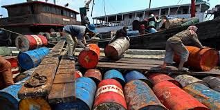 Polisi Tangkap Kapal Ikan Bermuatan 8 Ton Solar Ilegal di Kepulauan Meranti