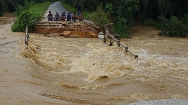 Dihantam Banjir, Tiga Jembatan di Kunto Darussalam Ambruk, 300 Keluarga di Rohul Terisolir