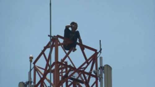 Diduga Depresi lantaran Problem Rumah Tangga, Pria Ini Nekat Panjat Tower Setinggi 30 Meter di Jalan Duyung Pekanbaru
