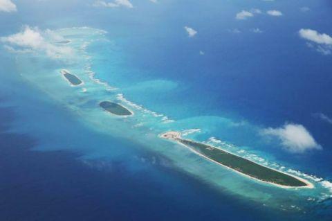 Petugas KPU Kepulauan Riau Arungi Perairan Dekat Laut China Selatan Selama 8 Jam demi Antar Kotak Logistik Pemilu