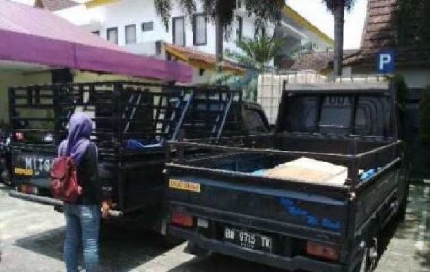 Seru, Mobil Pengangkut Bawang Merah Diduga Selundupan Tertangkap di SPBU Arifin Achmad setelah Kejar-kejaran dengan Polisi