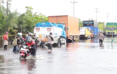 bketinggian-air-di-jalintim-sumatra-terus-bertambah-kapolres-pelalawan-imbau-pengendara-roda-dua