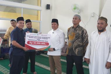 bbrk-syariah-salurkan-bantuan-untuk-masjid-attaqwa-dalam-safari-ramadan-pemprov-riaub