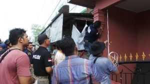 Polisi-BNN Riau Terheran-heran Lihat CCTv, Receiver, dan Pintu Rahasia ke Bunker di Sebuah Rumah Kawasan Kampung Dalam