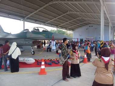 Usai Selfie di Sekitar F-16 dan Hawk, Banyak Anak Riau Bercita-cita Jadi Penerbang Pesawat