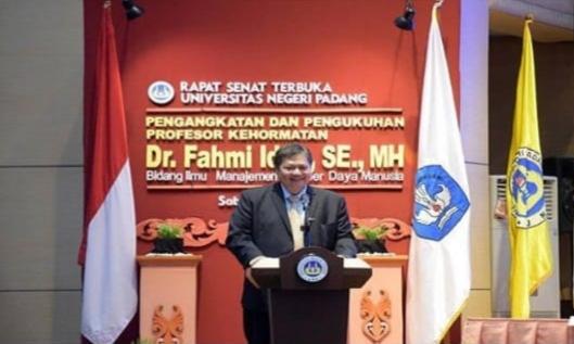 Hadiri Pengukuhan Profesor Fahmi di Padang, Menko Airlangga Cerita Bagaimana Pemerintah dalam Mengambil Kebijakan Publik