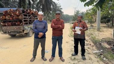 bselalu-dilintasi-kendaraan-pt-kimia-tirta-utama-jalan-ke-situs-makam-putri-kaca-mayang-di-siak