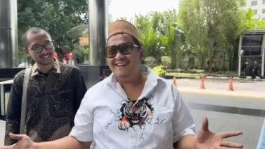 bjawaban-inyelenehi-haji-her-si-bos-rokok-dari-madura-usai-diperiksa-kpk-saya-kan-banyak-uangb