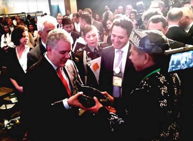 Jadi Pembicara Forum Hutan Tropis Dunia 2019, Bupati Alfedri Hadiahkan Tanjak Siak untuk Presiden Kolombia