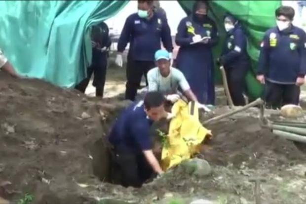 Makam Pensiunan Polisi Dibongkar untuk Autopsi; Keluarga Merasa Janggal atas Kematian Korban