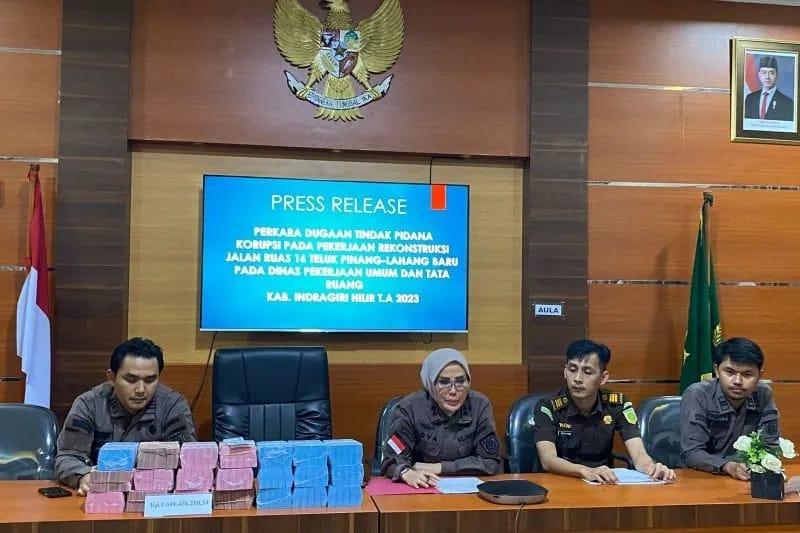 <b>Kontraktor Kembalikan Dana Korupsi Pekerjaan Rekontruksi Jalan Sebesar Rp1,6 Miliar ke Kejari Indragiri Hilir</b>