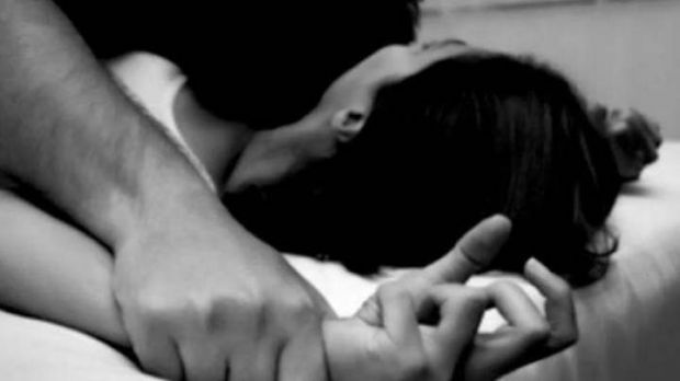 Kerap Nonton Film Porno, Remaja 18 Tahun Perkosa Guru SD yang Sering Diintipnya Mandi