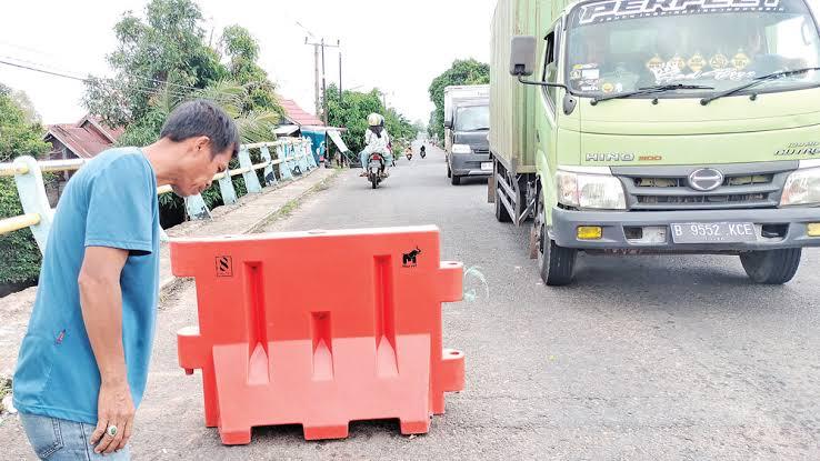Pascasejumlah Rumah Tergerus ke Sungai Indragiri, Pemerintah Inhil Larang Kendaraan Bertonase 8 Ton Lewati Jalan Sekitar Lokasi Longsor