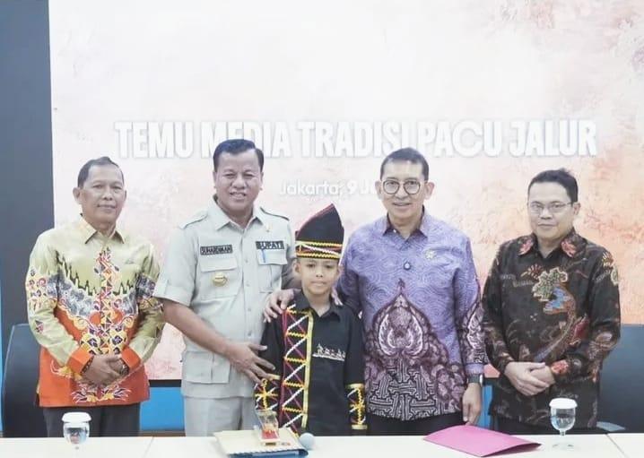 <b>Menteri Kebudayaan RI: Pacu Jalur Siap Diperjuangkan Jadi Warisan Budaya Dunia</b>