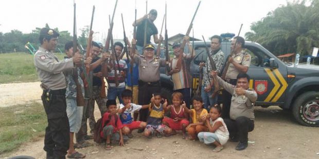 Warga Suku Talang Mamak di Indragiri Hulu Serahkan 47 Senjata Api ke Polisi
