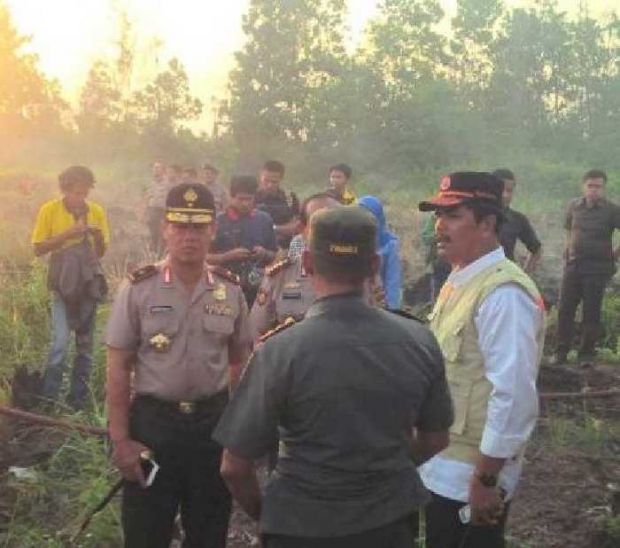 Kapolda Riau Turun Tangan Padamkan Api di Lahan Terbakar Kawasan Airhitam hingga Malam Hari