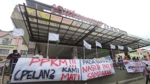 Pedagang STC Pekanbaru Kibarkan Bendera Putih sebagai Tanda Menyerah Hadapi PPK: Pelan-Pelan Kami Mati