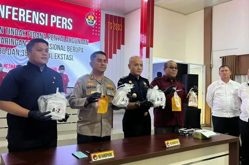 <b>Polres Inhil Riau gagalkan penyelundupan 3 kg sabu dari Malaysia</b>