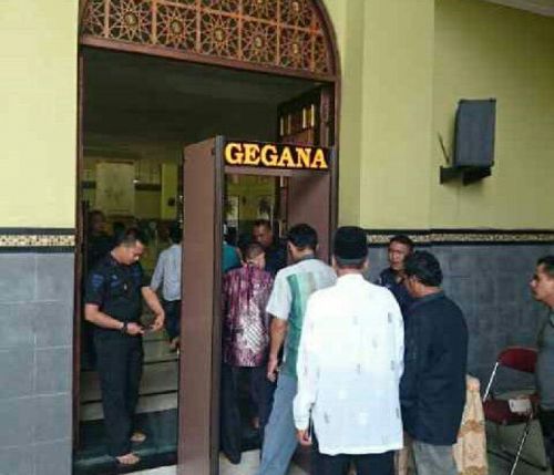 Salat Jumat di Islamic Center Bangkinang, Jokowi Dikawal Ekstra Ketat, Jemaah Protes ke Paspampres karena Harus Lewati Alat Pemindai Tubuh