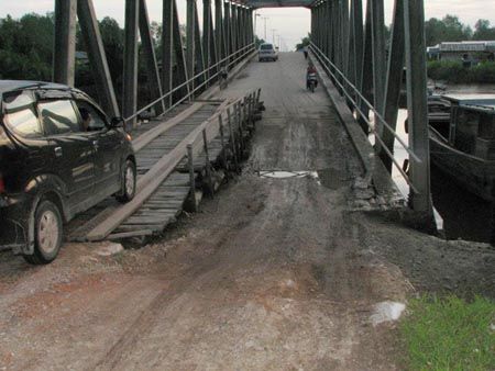 Jembatan Enok Masih Terbengkalai, Dinas Bina Marga Inhil Setengah Hati?