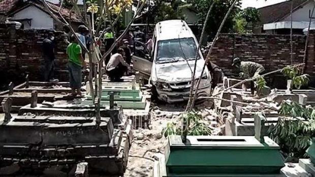 Kencan Pertama dengan Wanita yang Dikenalnya lewat FB Berakhir Duka, Duda Ini Tiba-Tiba Kejang, Mobilnya Terjun ke Makam