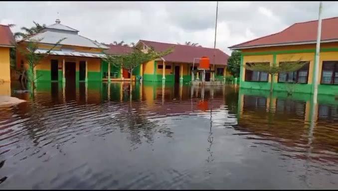 <b>Akibat Banjir, Sebanyak 12 Sekolah di Kabupaten Rohil Provinsi Riau Terpaksa Diliburkan</b>
