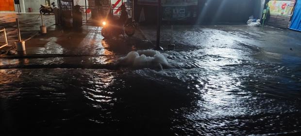 Jalan Kaharuddin Nasution Pekanbaru Depan Kampus UIR Selalu Banjir saat Diguyur Hujan