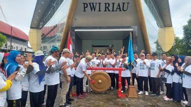 bpemukulan-gong-oleh-ketua-pwi-tandai-ikick-offi-hpn-2025-di-riaub