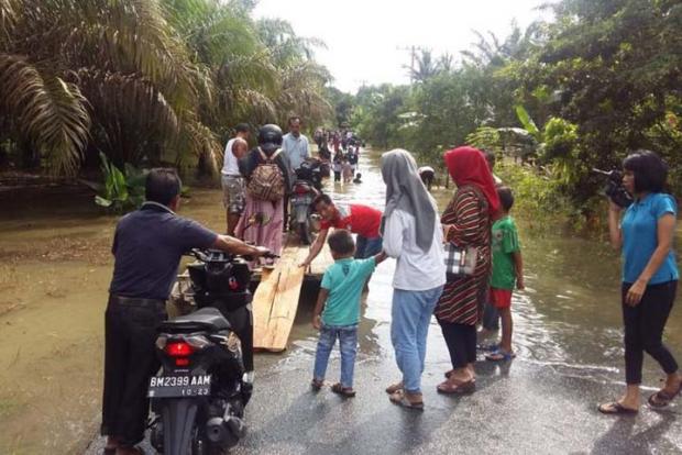 Warga Mengungsi lantaran Luapan Air Sungai Kampar Makin Tinggi