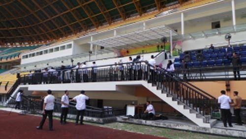 Sebelum Disumpah, Ribuan Calon Pejabat Eselon III dan IV Pemprov Riau Salat Berjemaah di Lapangan Stadion Utama