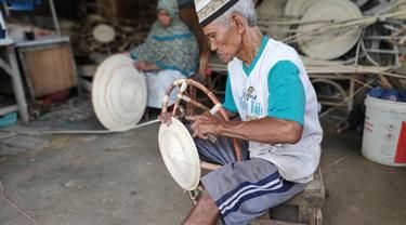 Kisah Kakek Ajo Si Perajin Rotan di Pekanbaru; Tetap Bertahan meski Penghasilan Tak Lagi Menjanjikan