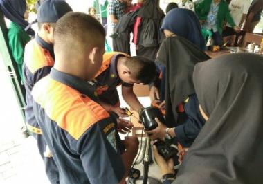 mahasiswa-kkn-umri-beri-pelatihan-reparasi-peralatan-elektronik-ke-warga-kelurahan-bambukuning