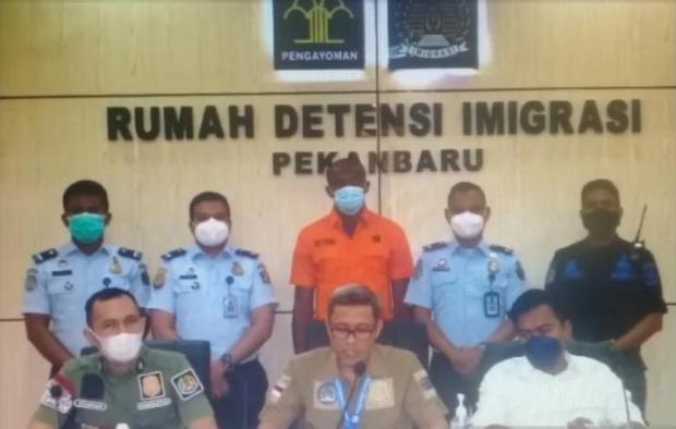 Sempat Didetensi Setahun, Kanwil Kemenkumham Riau Deportasi Seorang Warga Nigeria ke Malaysia