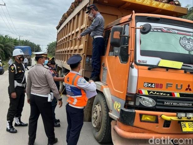 Petugas Gabungan di Riau Tilang Puluhan Truk