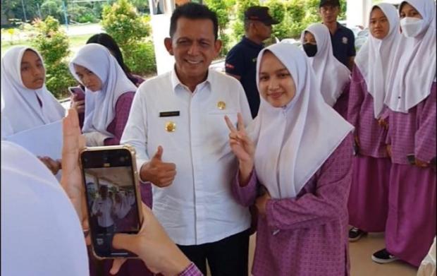 Dahulu Orang Tua Hanya Berjualan Sayur, Gubernur Kepri Ansar Ahmad Blakblakan Cerita Kesuksesan Dirinya kepada Pelajar SMA Kartini Batam