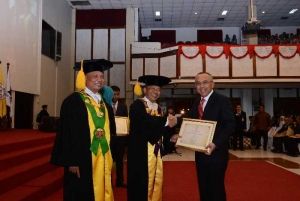 Plt Gubernur Riau Dianugerahi Alumni Terbaik oleh Universitas Sebelas Maret, ”Bang Akbar Tandjung adalah Guru Politik Saya”