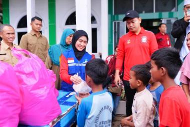 bketua-tp-pkk-riau-henny-sasmita-wahid-turun-tangan-bantu-warga-korban-banjir-di-rumbaib