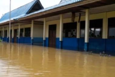 bakibat-banjir-aktivitas-belajar-mengajar-24-sekolah-di-kabupaten-pelalawan-provinsi-riau-terpaksa