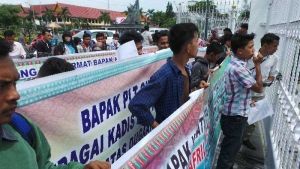 Puluhan Orang Demo Desak Plt Gubernur Riau Copot Syafril Tamun dari Jabatan Kadis Bina Marga