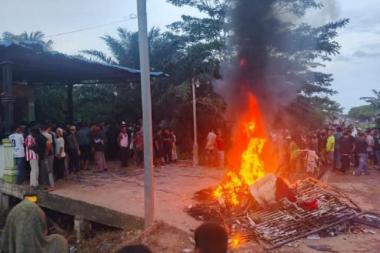 brumah-diduga-bandar-narkoba-di-rokan-hilir-riau-digeruduk-ratusan-warga-motor-dibakarb