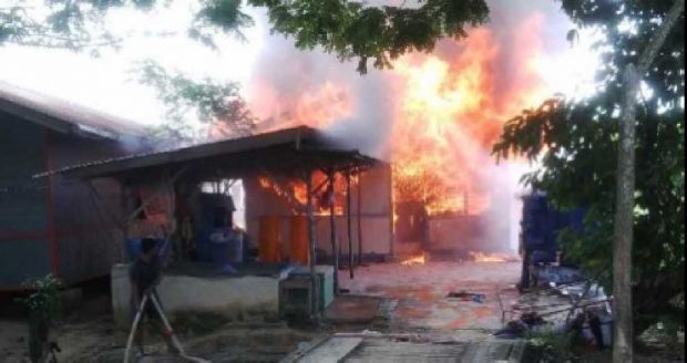 Diawali Suara Ledakan, 2 Petak Rumah di Samping SPBU Jalan Sembilang Rumbai Hangus Terbakar
