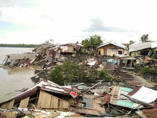 Desa Tanjungbaru Inhil Diterjang Longsor, 30 Rumah Ambruk ke Sungai